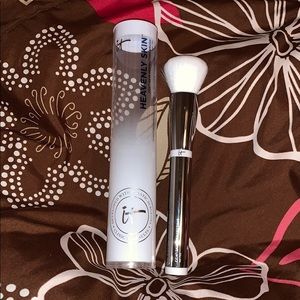 It Cosmetics Skin Perfecting Brush #702